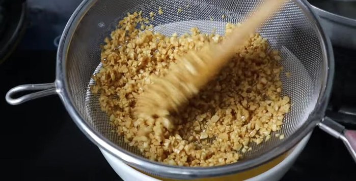 Store the fried garlic and remaining pork fat separately or together in airtight containers. (306.759)