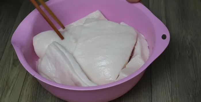 Wash pork fat with salt water. (41.16)