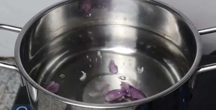Blanch pork fat in boiling water with crushed shallots and salt. Boil briefly until water boils again. (43.6)