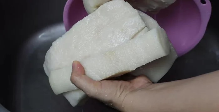 Remove pork fat, let it cool slightly, then cut into squares. (86.479)