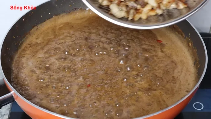 Add the stir-fried pork belly and simmer until the sauce thickens.