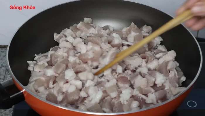Stir-fry the pork belly over medium heat until browned and the water evaporates. Then reduce heat, and let it release its fat. Stir occasionally (every 3-40 seconds).