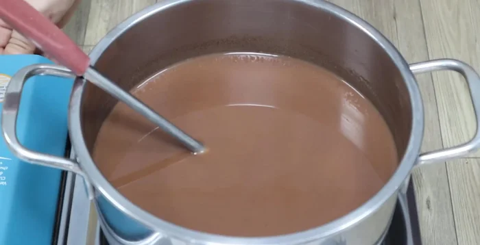 Pour the mixture into jelly molds and let it cool and solidify.