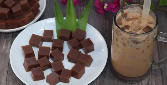 Serve the chilled jelly with the milk tea.