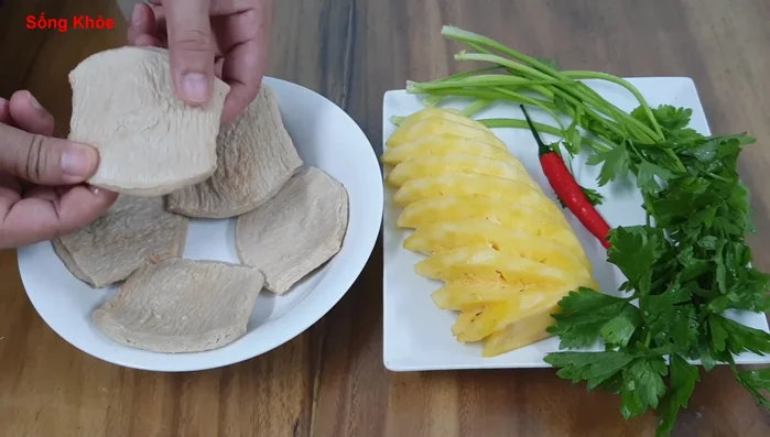 Soak the vegetarian ribs in water to soften the skin. Squeeze and rinse several times to remove foam.