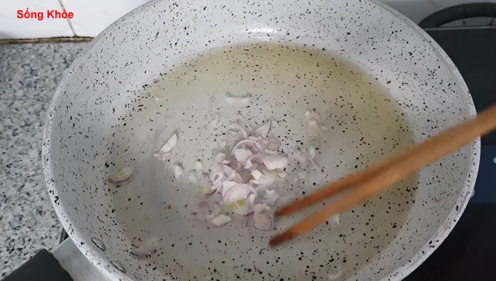 Add purple onions for fragrance.