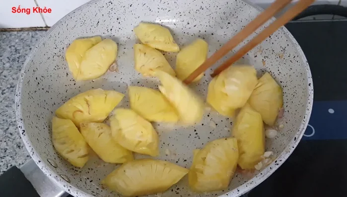 Stir-fry on low heat. Add MSG, vegetarian seasoning, soy sauce, and sugar. Stir well.