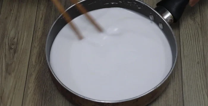 Cook the tapioca starch mixture over low heat, stirring until it forms a lump.
