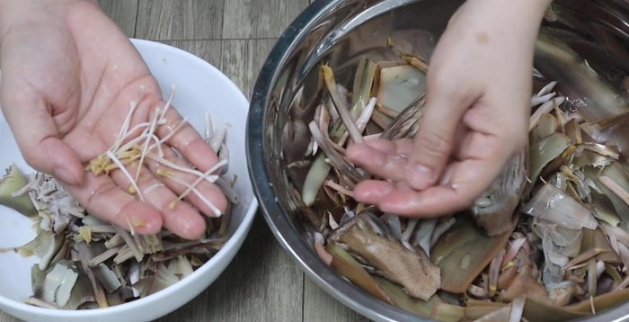 Prepare the banana stalks: remove hard parts and break into small pieces.