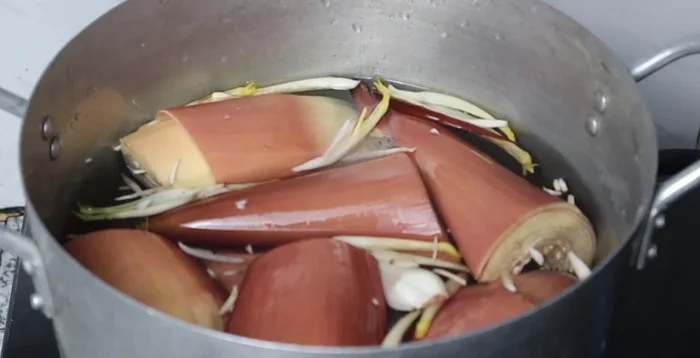 Boil the banana stalks for 20 minutes until soft.