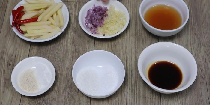 Prepare the marinade: Combine minced shallots, half of the minced garlic, MSG, sugar, coconut water (or extra sugar if substituting), seasoning powder, salt, fish sauce, and caramel water. Mix well.