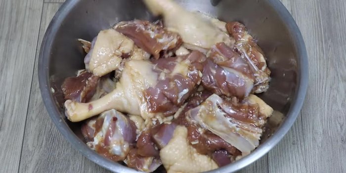 Marinate the duck meat for 30 minutes.