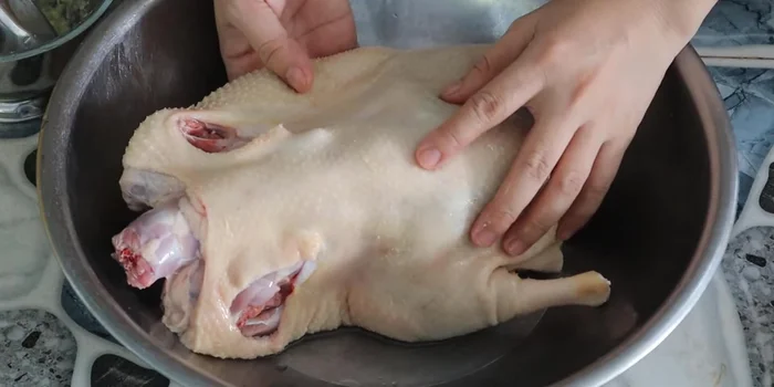 Clean the duck thoroughly, washing it several times. Remove the smell by rubbing crushed ginger with salt on the duck skin.