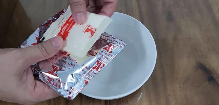 Prepare grass jelly: Mix pre-bought grass jelly powder with water until dissolved. Cook in boiling water until dissolved evenly (about 20 minutes). Add banana oil and mix well. Pour into a mold.