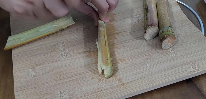 Crush the remaining sugarcane pieces (or substitute with longan). Cut red apple and monk fruit into small pieces.