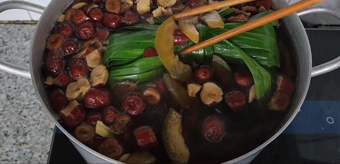 Cook on low heat for another 30 minutes. Skim off any foam. Remove pandan leaves and sugarcane residue. Let it cool.