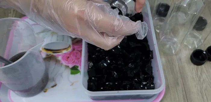 Divide the tea into bottles, adding chia seeds and grass jelly to each serving. Refrigerate.
