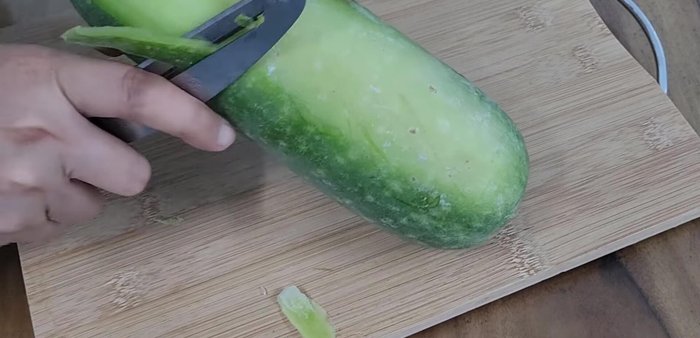Peel and cut off the inside of old winter melons to prevent sourness. Cut into small pieces.