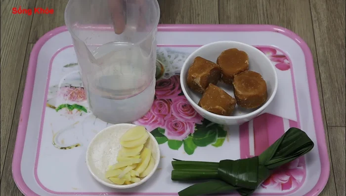 Prepare sugar water: Combine palm sugar, water, pandan leaves, ginger, and salt in a pot. Simmer until the sugar dissolves.