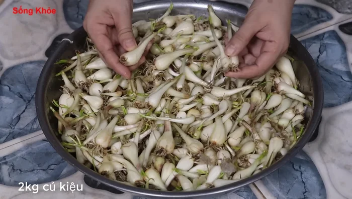 In a bowl, combine Kiệu with half a cup (150g) of salt.