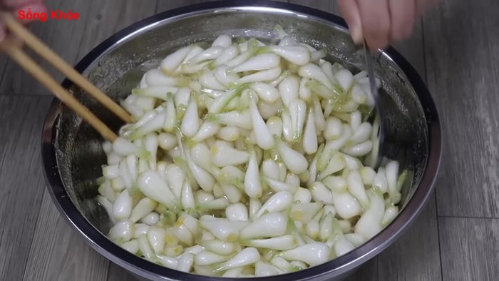 Wash the Kiệu thoroughly to remove dirt and dust. Separate the branches while washing for better absorption.