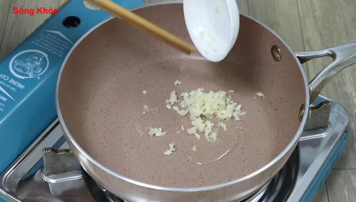 Heat cooking oil in a pan, sauté garlic until fragrant.
