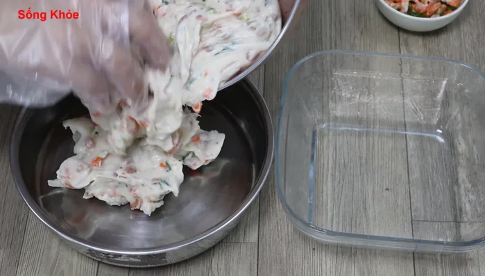 Divide the batter into molds, spread evenly and thinly.