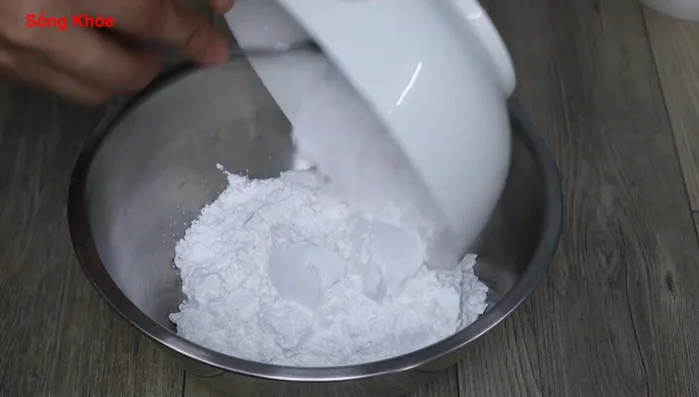 Mix 150g rice flour and 50g tapioca starch with 0.5 teaspoon of salt.