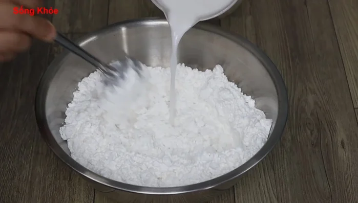 Gradually add coconut milk and stir until the flour is dissolved. Let it rest.