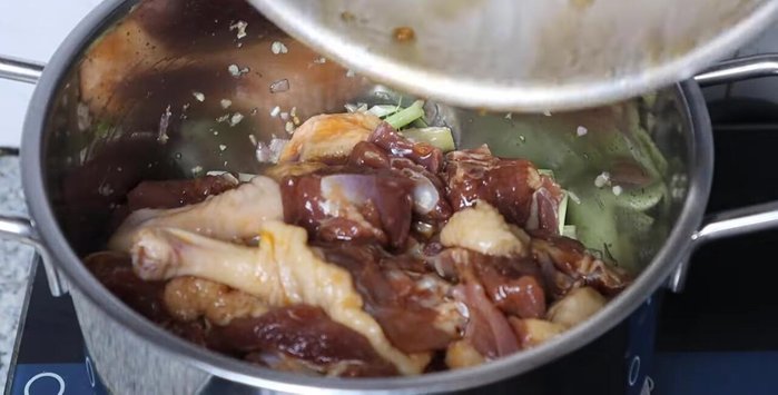Add marinated duck meat to the pot and stir-fry until firm and fragrant.