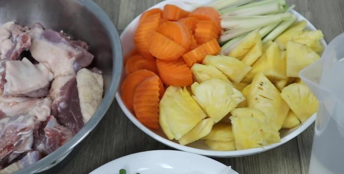 Cut and crush lemongrass stalks. Chop small onion and green onion. Soak black fungus until bloomed, wash, and cut into bite-sized pieces.