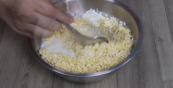 Add water or quail broth to the sticky rice and mung beans, ensuring the liquid level is even with the rice. (101.36)