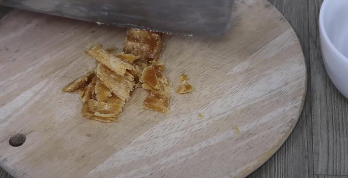 While steaming, prepare the sugar mixture: Melt palm sugar (or granulated sugar) and add salt and star anise powder (or vanilla extract) for flavor. (129.599)
