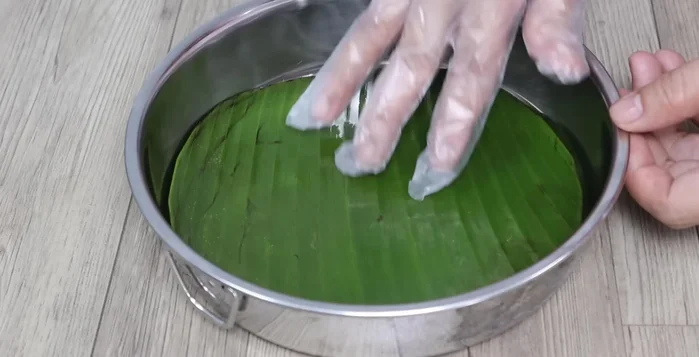 Press the sticky rice mixture into a mold lined with banana leaves. Sprinkle with sesame seeds. (318.68)