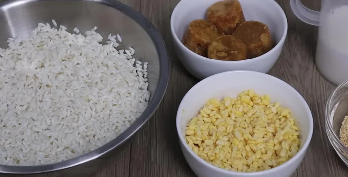 Wash and soak sticky rice and mung beans for a few hours. (31.0)