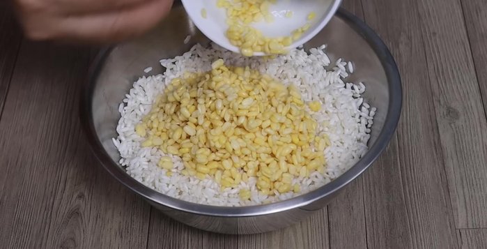 Steam or cook the sticky rice and mung beans together until soft. (80.159)