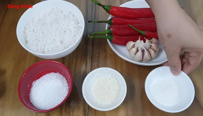 Prepare chili oil: Burn 4 chili peppers then add 1 more small chili. Cut chilies into small pieces.