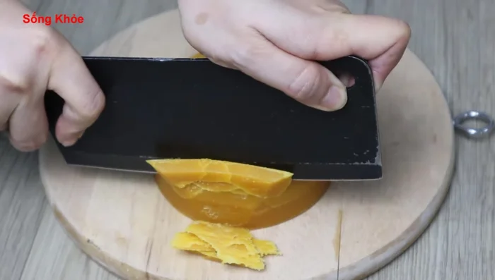 Cut the cane sugar into smaller pieces with a knife to facilitate melting. If using soft, flowing sugar, skip this step.