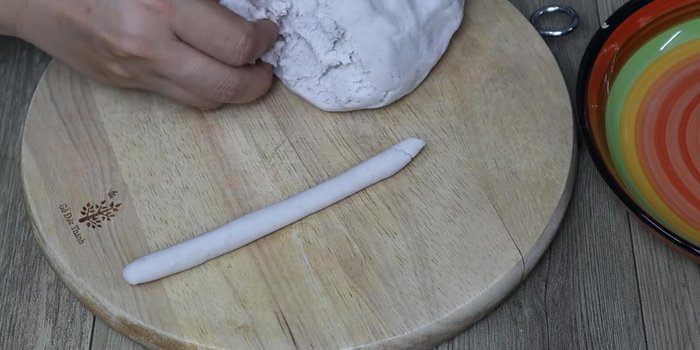 Cut the dough into small pieces and shape them into strands.