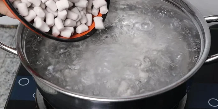 Boil the taro strands in a pot of boiling water for about 6 minutes until cooked.