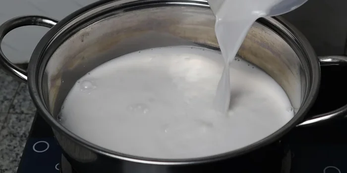 In a separate pot, combine coconut milk, rock sugar, salt, and pandan leaves. Stir until the sugar dissolves.
