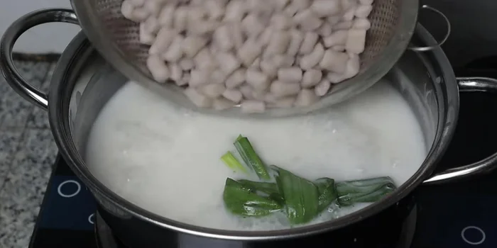 Add the sticky taro dough to the soup and cook for another 3 minutes.