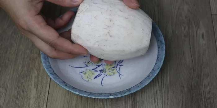 Peel and cut the taro root into pieces.