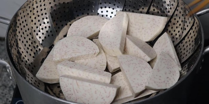 Steam the taro over high heat for 10 minutes.