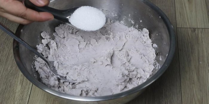Add sugar and salt to the mashed taro.