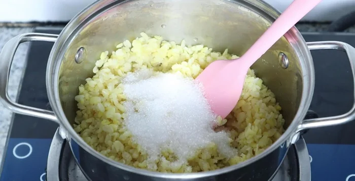 Add sugar (about 1.5 tablespoons or 3.4g), coconut milk, and a little extra salt to the cooked mung beans. Stir until the filling thickens and dries out.