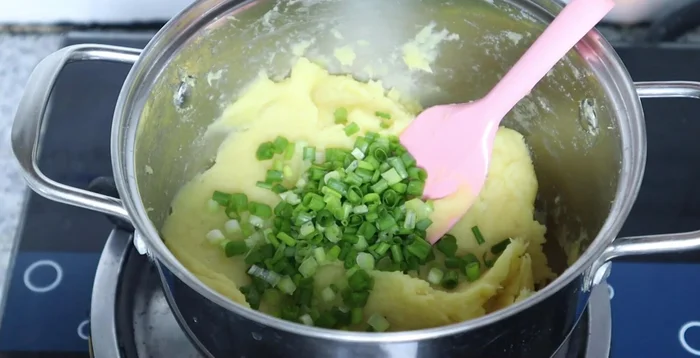 Add green onions (optional) and stir well. Turn off heat and let the filling cool.