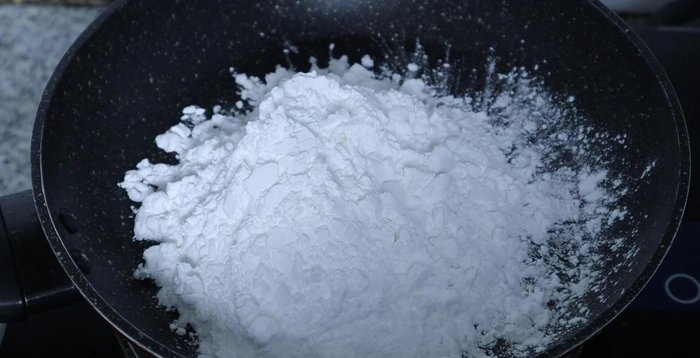Combine tapioca starch, remaining sugar, salt, and cooking oil in a pan. Gradually add 300ml of water, stirring until the dough is smooth and evenly mixed.