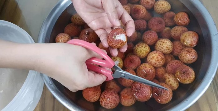 Peel the lychees, remove the seeds using scissors. (Tip: Cut off the stem first for easier peeling. Use scissors to carefully remove the seeds and remaining shell.)