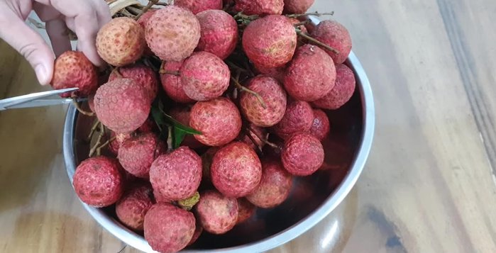 Cut off the stems of the lychees.